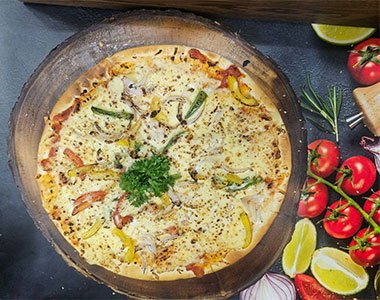 Grilled pizza topped with cheese and bell peppers (พิซซ่าหน้าย่างราดชีสและพริกหยวก)