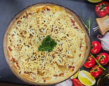 Grilled pizza topped with cheese and truffles (พิซซ่าหน้าย่างราดชีสและทรัฟเฟิล)